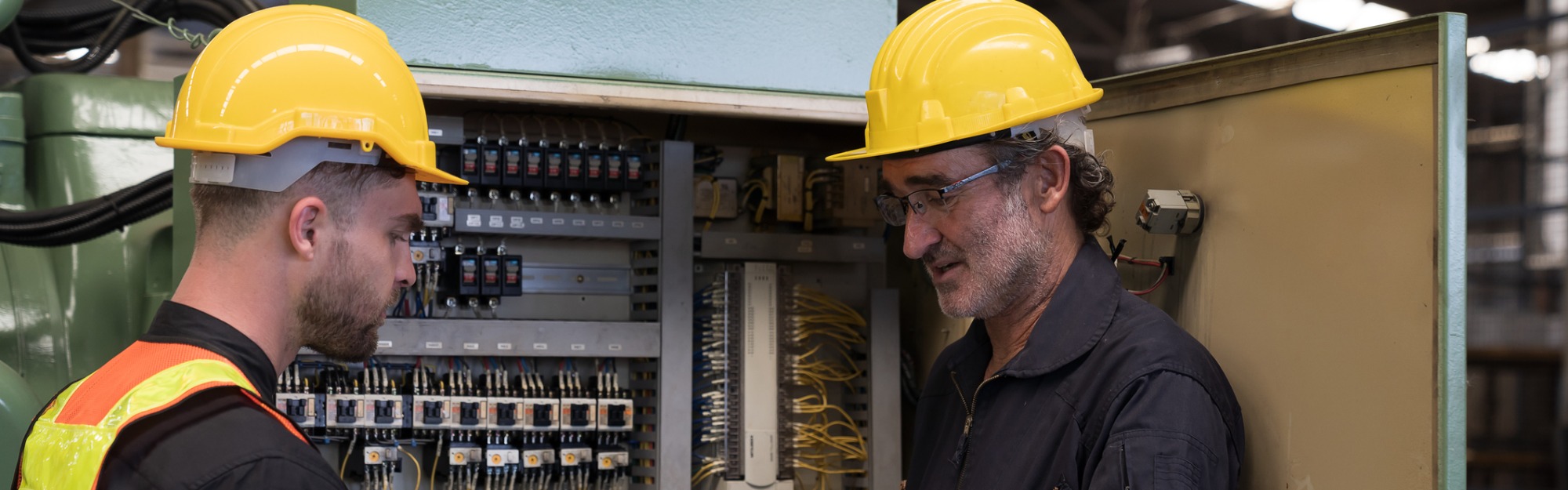 Jak zostać elektrykiem w Polsce? Kwalifikacje, uprawnienia i praca